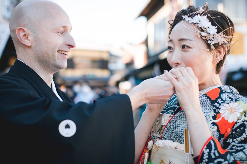 川越の菓子屋横丁にあるいも恋で和装前撮りしている新郎新婦