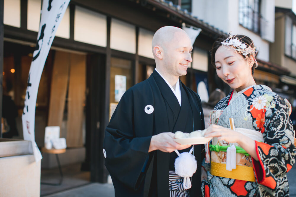 川越の菓子屋横丁にあるいも恋で和装前撮りしている新郎新婦