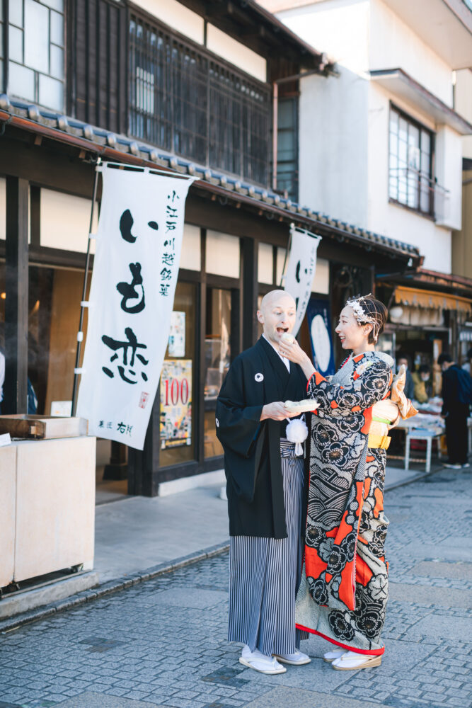 川越の菓子屋横丁にあるいも恋で和装前撮りしているショートヘアの花嫁とアメリカ人の花婿