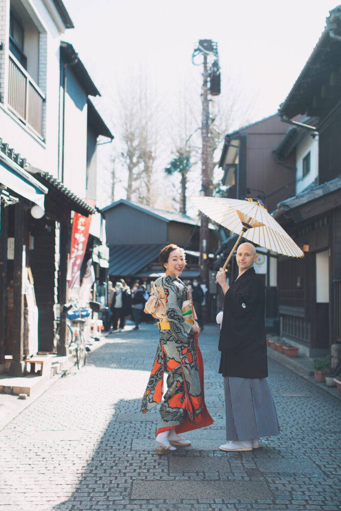 アンティークの引振袖の着物で川越で前撮りしているショートヘアの花嫁とアメリカ人の花婿