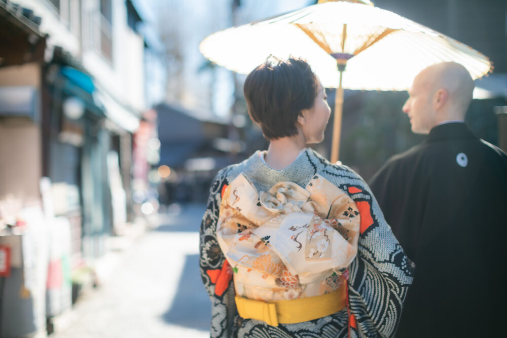 アンティークの引振袖の着物で川越で前撮りしているショートヘアの花嫁